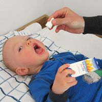 Kleinkind bekommt Dr. Jacob's Vitamin D3 Öl