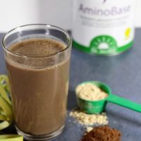 Cremig-schokoladiger Power-Drink mit AminoBase als Mahlzeitersatz